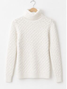 Chelsea28 Cream Cable-Knit Turtleneck Sweater